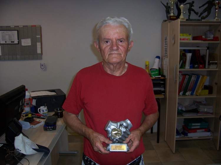 Paul Cellier recevant une distinction pour son engagement