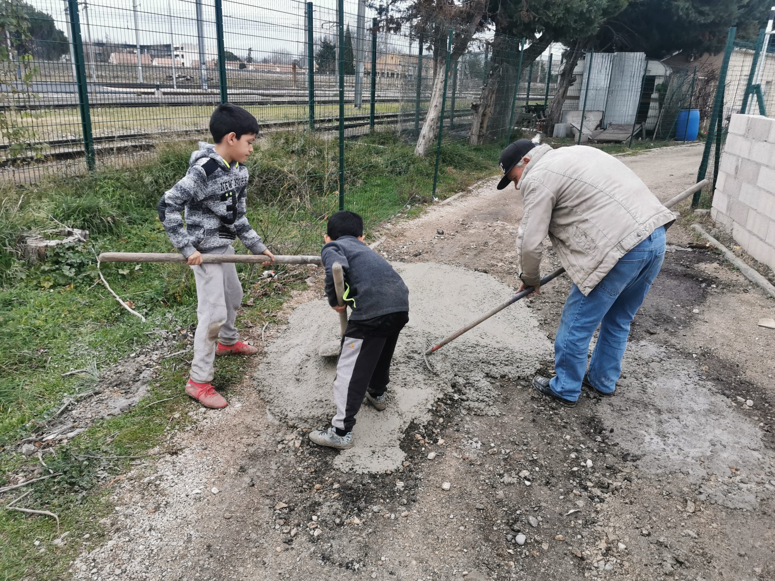 Bénévoles réalisant les travaux