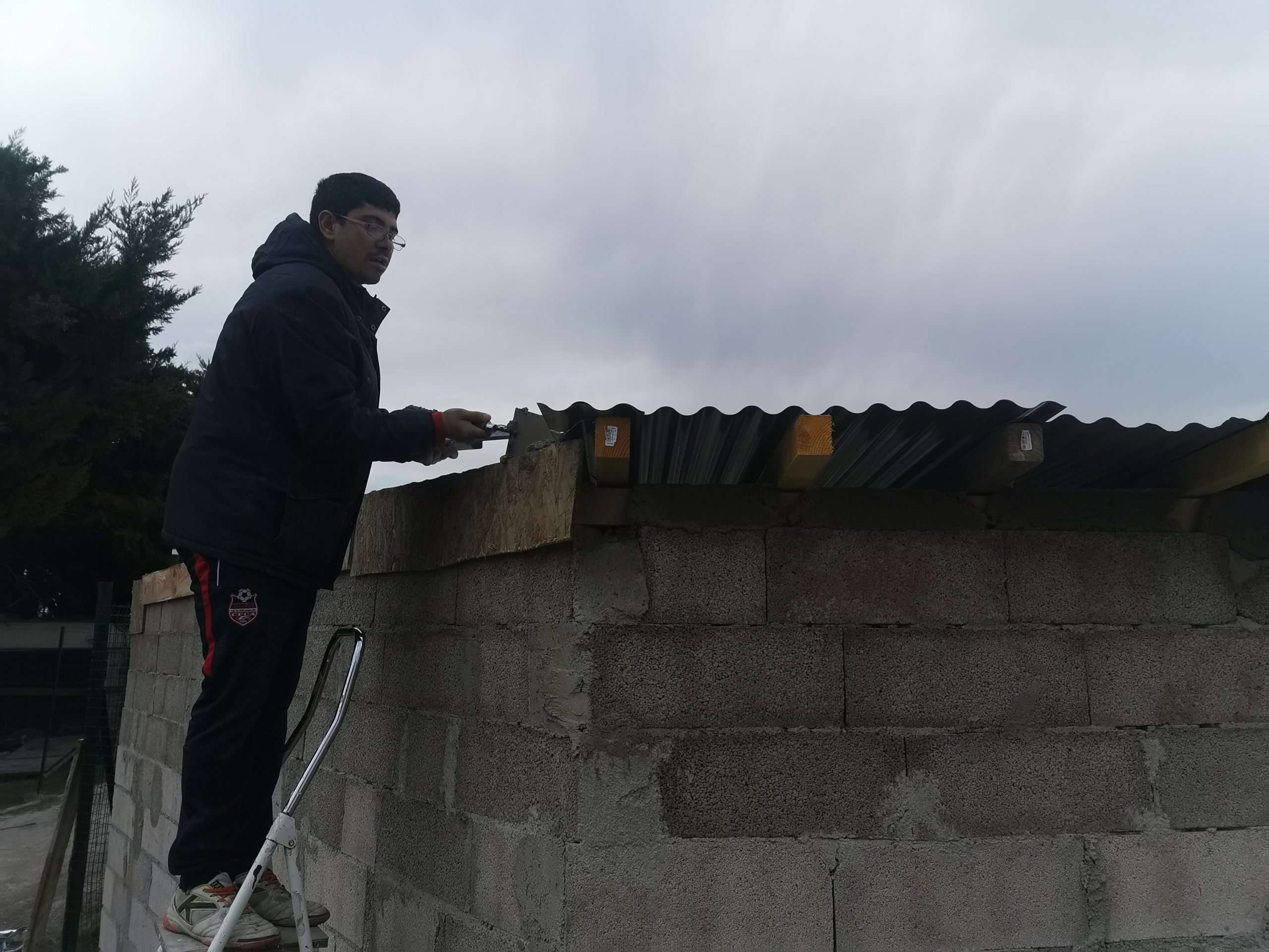 Travail bénévole sur la toiture