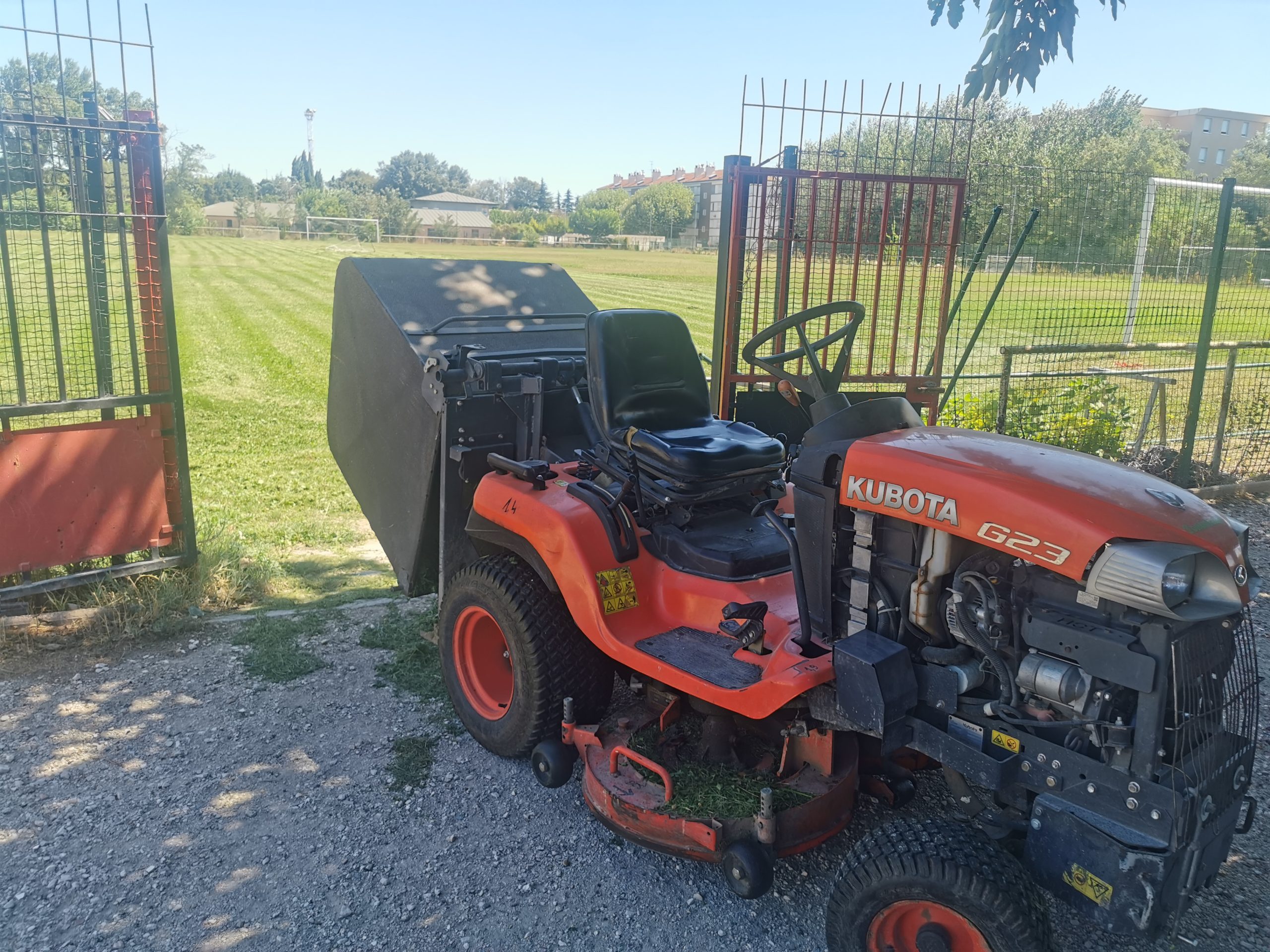 Tracteur d'entretien des terrains