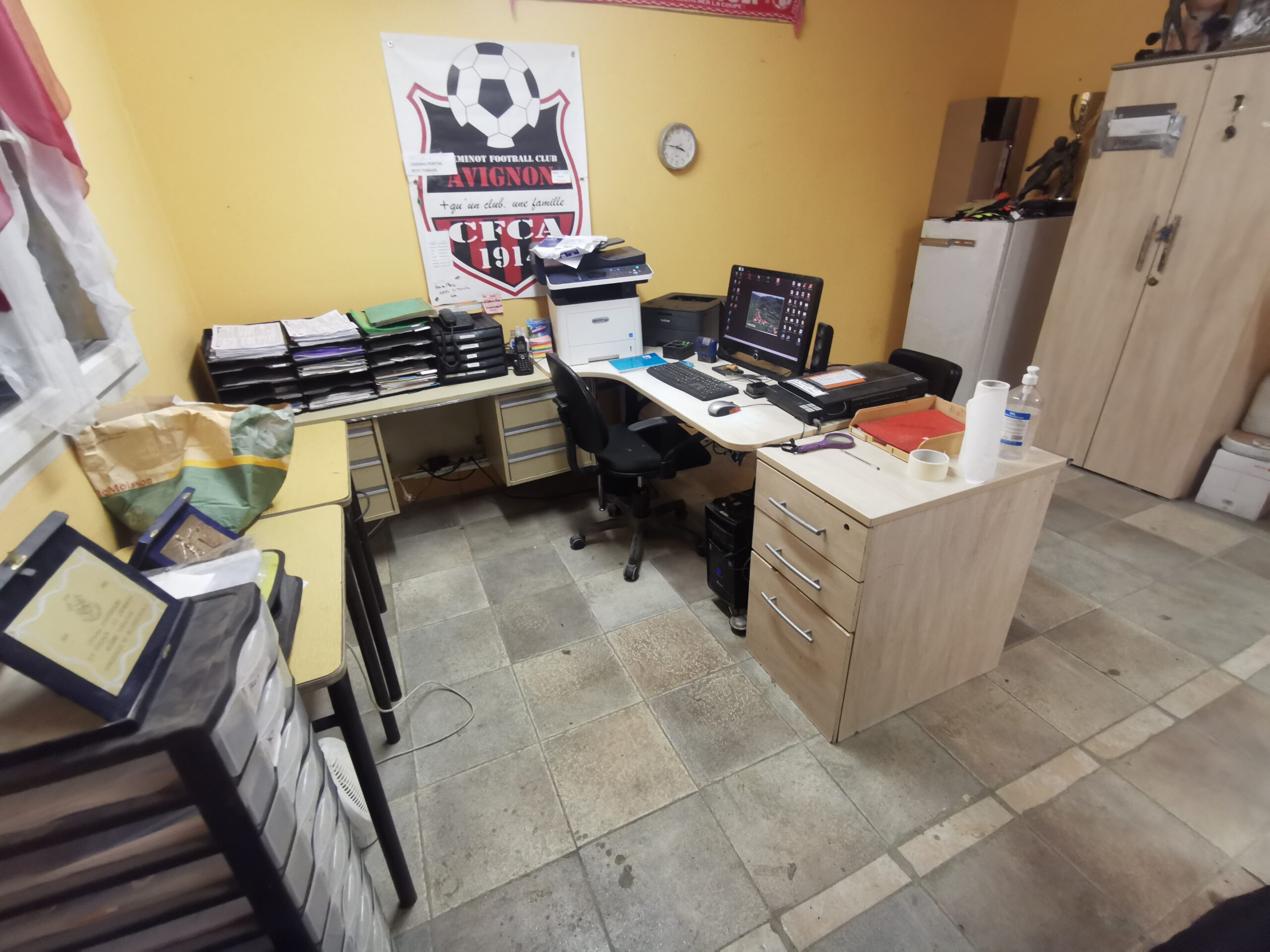 Bureau et locaux préparés par les bénévoles