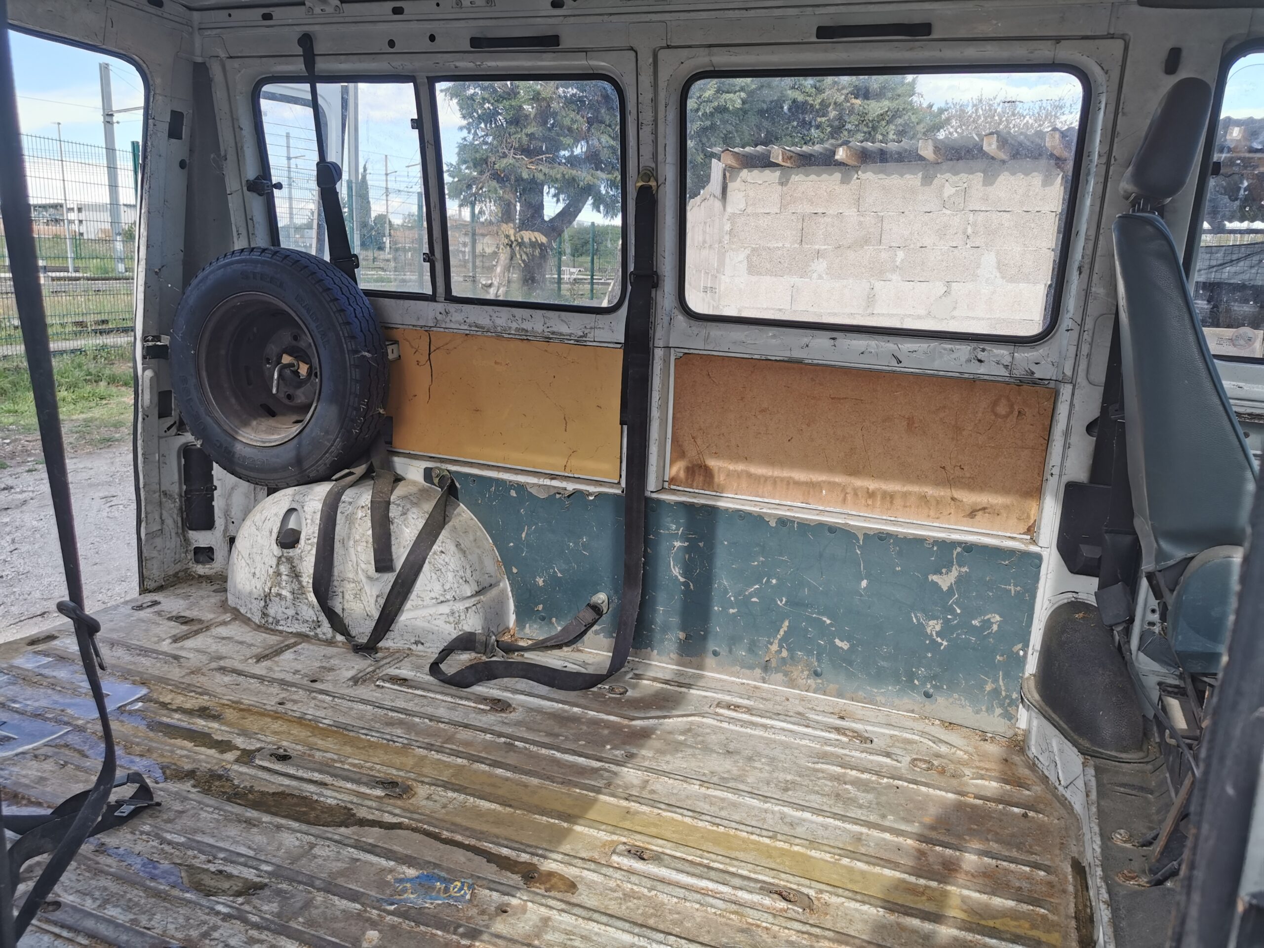 Travaux mécaniques sur le minibus